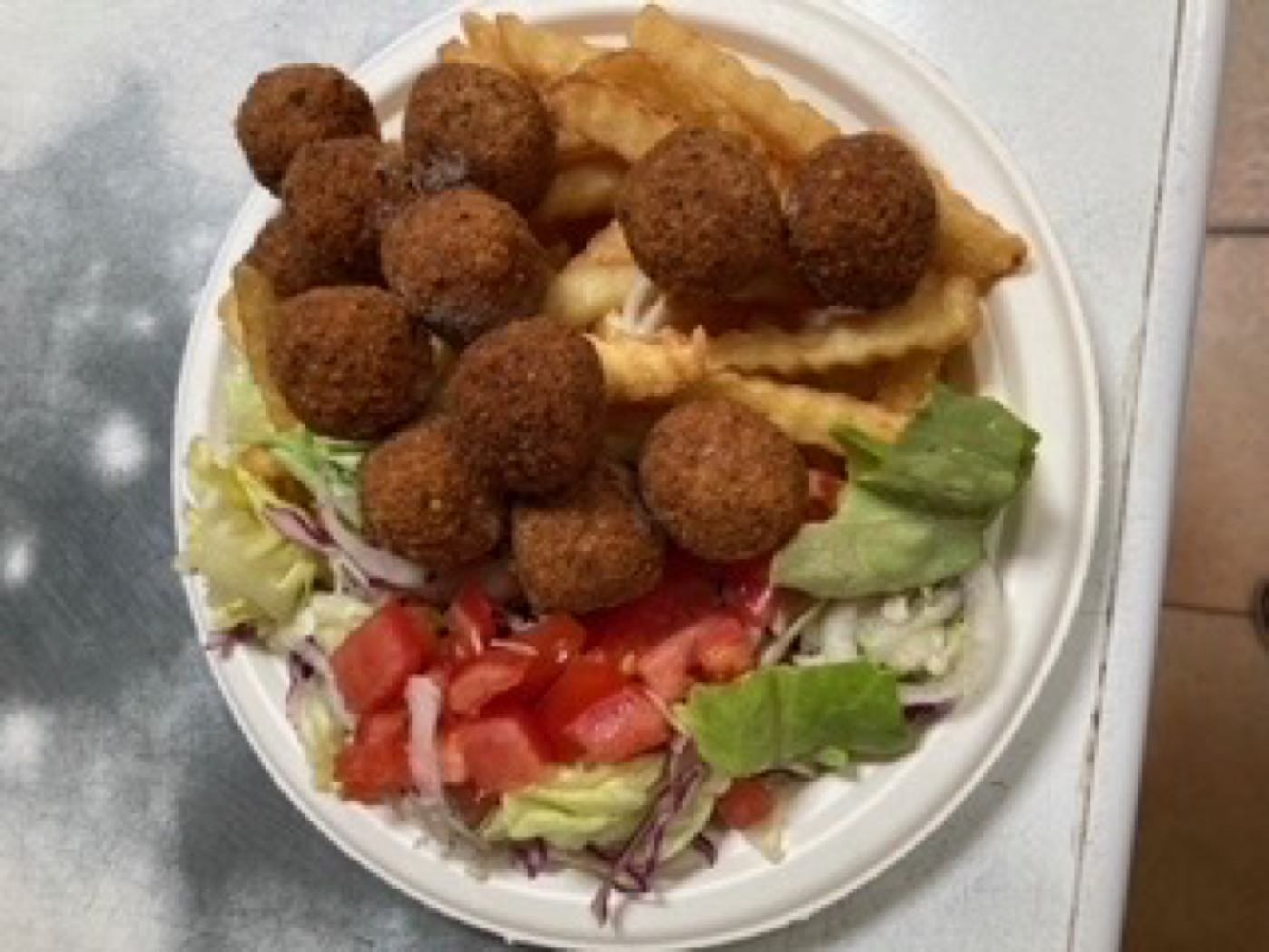 Falafel tányér salátával és sültkrumplival
