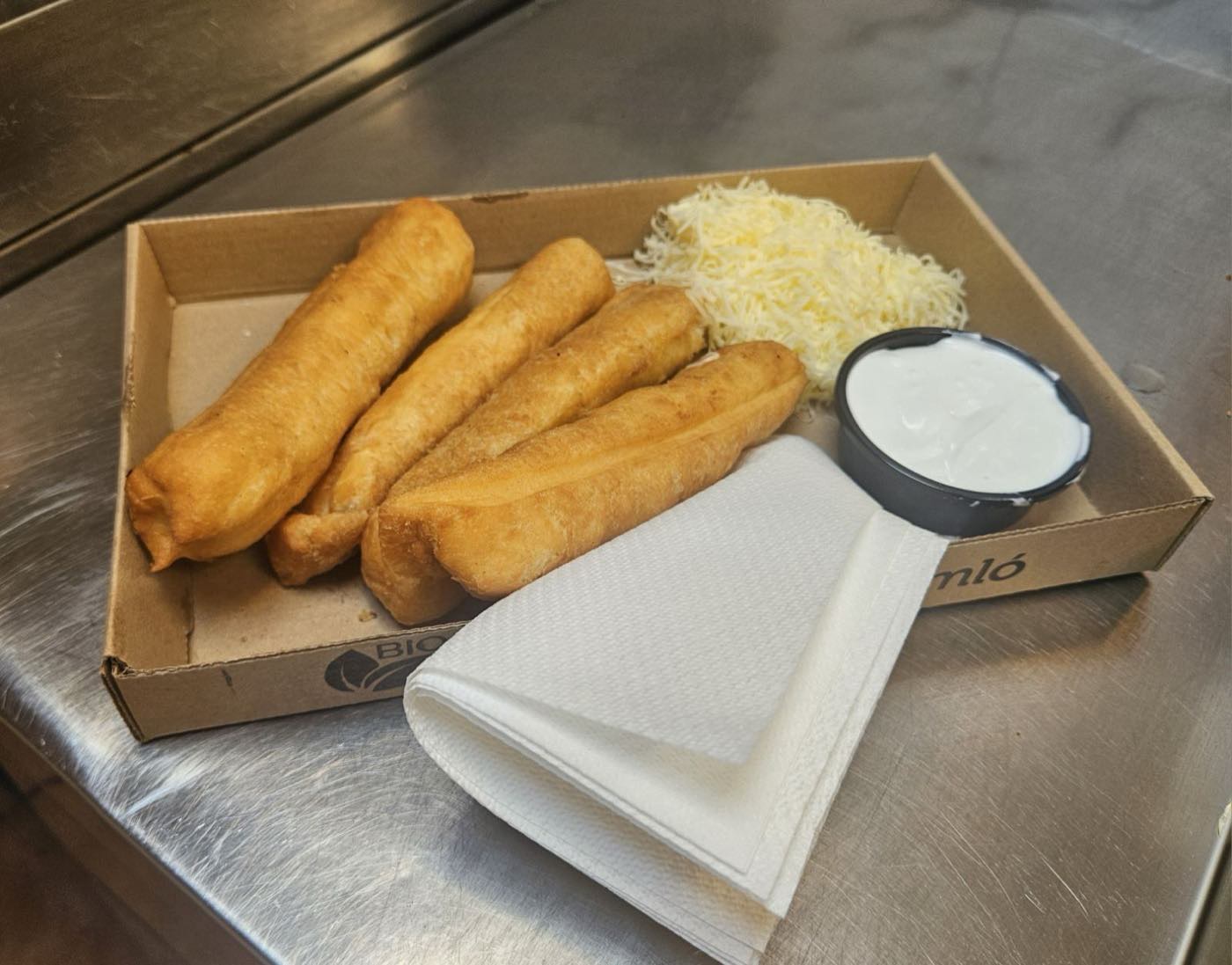 Lángos újragondolva – tejföllel, sajttal